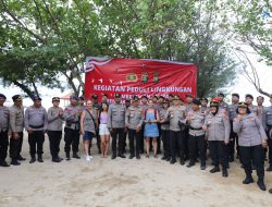 Peduli Lingkungan, Polda Bali Bersihkan Kawasan Pantai Karang