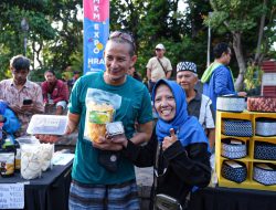 Olahraga di Taman Bungkul, Menparekraf Ajak Warga Surabaya Belanja Produk UMKM 