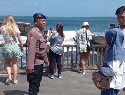 Personil Pol Airud Layani Wisatawan Dengan Humanis Dan Himbau Kamtibmas Di Pantai Tanah Lot
