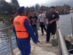 Selalu Sapa Wisatawan Dengan Senyuman Personil Pol Airud Polres Tabanan Himbau Kamtibmas Di DTW Ulundanu Beratan