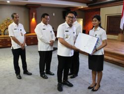 Wawali Arya Wibawa Serahkan SK PPPK Kepada 337 Guru di Kota Denpasar