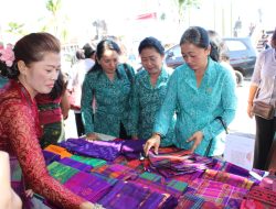 Ketua TP PKK Kota Denpasar Ny. Antari Jaya Negara Kunjungi Pasar Rakyat “Berbelanja dan Berbagi” Kabupaten Buleleng