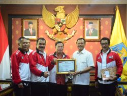 Sekda Dewa Indra Serahkan Bonus Bagi Peraih Medali PORNAS KORPRI