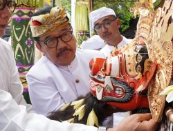 Wagub Cok Ace Laksanakan Prosesi Ngeratep di Pura Maha Widya Mandira UNHI Denpasar