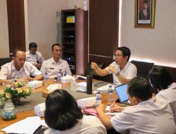 Sekda Adi Arnawa memberikan pengarahan dalam Rapat Koordinasi Perlindungan LP2B Kabupaten Badung di Ruang Rapat Sekda