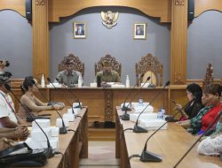 Sekda Adi Arnawa Serahkan Santunan Tali Kasih Bagi Pensiunan PNS