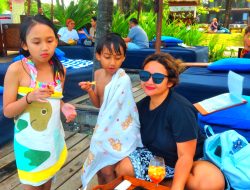KOMUNE HOTEL& BEACH CLUB  Tempat keren banget bersantai sambil menikmati deburan ombak.