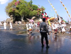 Satuan Pol Airud Berikan Layanan Keamanan Saat Upacara Melasti Di Pantai Tanah Lot