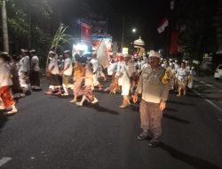 Atensi Upacara Adat, Polisi Banjar Bersama Bhabinkamtibmas Dan Sipandu Beradat menyesuaikan Pengaturan Arus Lalin