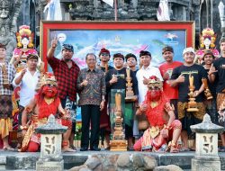 GUBERNUR KOSTER SERAHKAN PIALA GUBERNUR BALI KE PEMENANG FESTIVAL LAYANGAN BALI
