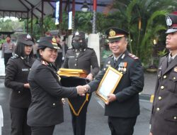 Upacara Peringatan Hari Kemerdekaan RI ke-78, Kapolres Bandara Ngurah Rai Berikan Piagam Penghargaan kepada Personil Berprestasi