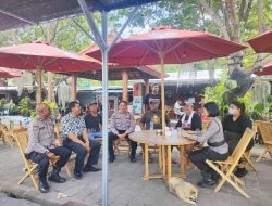 Gelar Jumat Curhat Bersama Warga Sanur Kauh, Polsek Densel Sosialisasikan Aplikasi Polisi Banjar Hebat