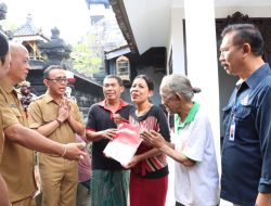 Walikota Jaya Negara Serahkan Tiga Bantuan Perbaikan Rumah Layak Huni