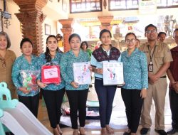 Dukung Optimalkan Pencegahan Stunting, Pemkot Denpasar Serahkan Alat Bantu BKB Kit Stunting