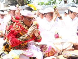 Walikota Jaya Negara Ngaturang Bhakti Pujawali di Pura Luhur Uluwatu