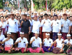 RIBUAN GURU SMA/SMK, SLB SE-BALI  BERGEMURUH APPLAUSE GUBERNUR KOSTER SERAHKAN  SK PENGANGKATAN P3K