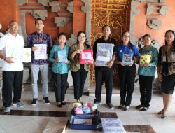 Ketua GOW Ny. Ayu Kristi Arya Wibawa Salurkan Bantuan BKB KIT Stunting