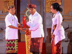 GUBERNUR KOSTER SERAHKAN SK PERPANJANGAN MASA JABATAN PJ BUPATI BULELENG KE KETUT LIHADNYANA
