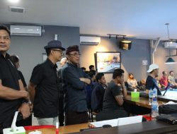 Walikota Denpasar, I Gusti Ngurah Jaya Negara bersama Anggota DPRD Kota Denpasar, I Nyoman Gede Sumara saat menyaksikan pertandingan Denpasar 9 Ball Tournament, di RBC Billiard