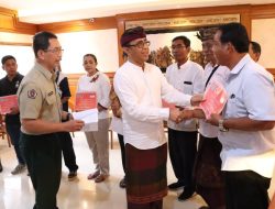 Walikota Jaya Negara Kembali Serahkan Bantuan Sosial Pasca Bencana Diterima 10 Orang Masyarakat Yang Terkena Musibah Kebakaran dan Bencana Alam