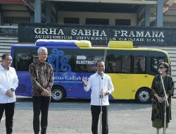 Tepati Janji Satu Tahun yang Lalu, Menteri Investasi Serahkan Hibah Bus Listrik kepada UGM