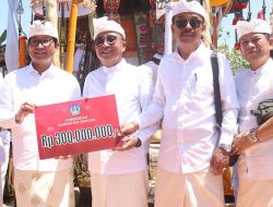 Sekda Hadiri Pujawali di Pura Luhur Uluwatu Diharapkan Tidak Pakai Kantong Plastik Untuk Bawa Sarana Upacara