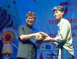 Sekda Adi Arnawa Hadiri Penutupan Malam Apresiasi HUT RI Ke-78 di Desa Jagapati