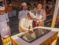 Sekda Adi Arnawa Hadiri Karya Tawur Balik Sumpah Pura Dalem Suargan Bongkasa