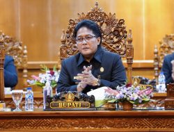 Bupati Badung Nyoman Giri Prasta saat menghadiri Rapat Paripurna DPRD Badung dengan agenda pengambilan keputusan dewan