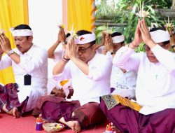 Walikota Jaya Negara Hadiri Piodalan Padmasana Dinas Perkim Kota Denpasar