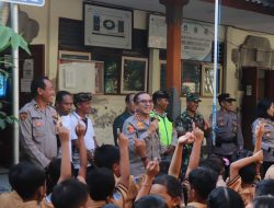 Meningkatkan Kualitas Pendidikan Kapolresta Denpasar Bantu Peningkatan Literasi Buku di SD Negeri 2 Serangan