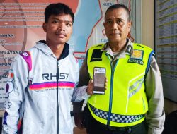 Personil Polsek Kuta Kembalikan Handphone Yang Terjatuh Kepada Pemilik