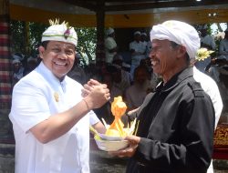 Pj Gubernur Mahendra Jaya Hadiri Pujawali di Pura Luhur Pesimpangan Pucak Kedaton