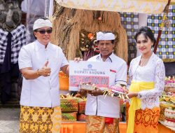 Bupati Giri Prasta Hadiri Upacara Tawur Balik Sumpah di Pura Kahyangan Dalem Desa Adat Petang