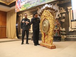 Sekda I Wayan Adi Arnawa Membuka Secara Resmi Bimtek Peningkatan Produktivitas Tanaman Pangan dan Perkebunan di Kabupaten Badung Tahun 2023 Yang Ditandai Dengan Pemukulan Gong
