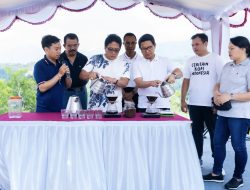 Bupati Giri Prasta bersama Sekda Adi Arnawa meroasting Kopi saat Peringatan Hari Kopi Sedunia