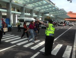 Untuk Kelancaran dan Kenyamanan Masyarakat Personil Polres Bandara Ngurah Rai Pengaturan Lalin Terminal Domestik