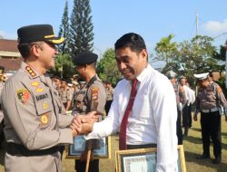 Berprestasi, Kapolresta Denpasar Berikan Puluhan Personel Penghargaan