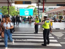 Berikan Kelancaran Masyarakat Personil Polres Bandara Pengaturan Lalin di Solaria
