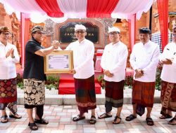 Walikota Denpasar Jaya Negara Terima Bantuan Hibah Dari Bupati Badung Giri Prasta