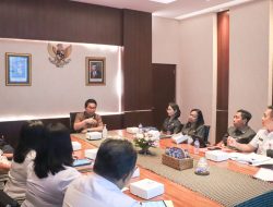Sekda Wayan Adi Arnawa memimpin rapat koordinasi dalam rangka memberikan seragam kepada Lansia