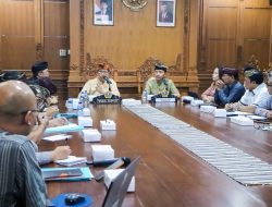 Wabup.Suiasa saat memimpin rakor dengan Direksi dan Dewas Perumda Air Minum Tirta Mangutama membahas terkait rencana pembangunan reservoir dan penambahan pipa untuk pelayanan wilayah Kuta Selatan