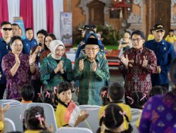Wakil Presiden RI, KH Ma’ruf Amin bersama Ibu Hj. Wury Ma’ruf Amin didampingi Bupati Nyoman Giri Prasta saat meninjau program stunting di Banjar Mumbul