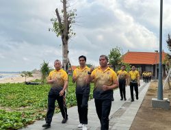 Olah Raga Pagi Personil Polres Bandara Ngurah Rai Susuri Pantai Sekeh Kuta
