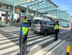 Polres Bandara Ngurah Rai Tempatkan Personilnya Atur Lalin di Terminal Domestik