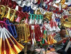Terompet Kertas mulai banyak dijual di setiap Jalanan Kota Denpasar,Badung untuk Sambut Tahun Baru
