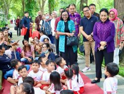 Menteri PPPA RI Bintang Puspayoga saat mengunjungi Perpustakaan Kontainer Taman Janggan Renon