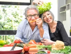 Nutrisi yang dibutuhkan Lansia agar tetap sehat dan semangat
