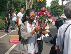 Rampai Nusantara mengajak Masyarakat untuk tidak Golput dan membagikan 1000+2 coklat dan bunga pada para pengguna mobil dan motor