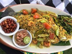 Ketika berburu Kuliner terfavorit di Bali yaitu MUJAIR NYAT NYAT bersama keluarga.